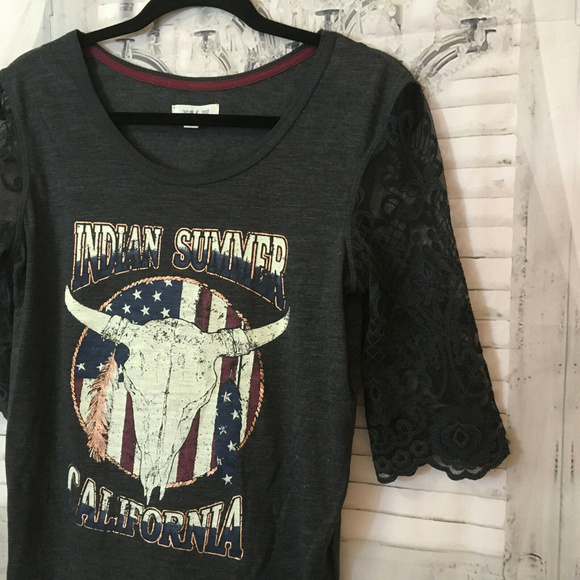 Taylor & Sage Small Gray Lace Sleeve Graphic Tee - Picture 2 of 5